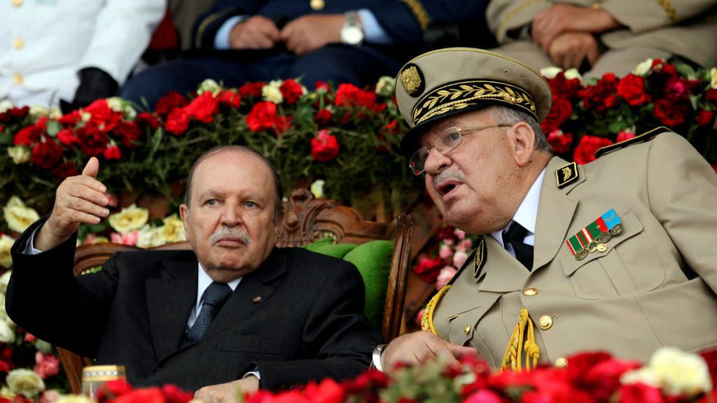 الرئيس الجزائري السابق عبد العزيز بوتفليقة مع قائد الجيش الراحل قايد صالح/رويترز