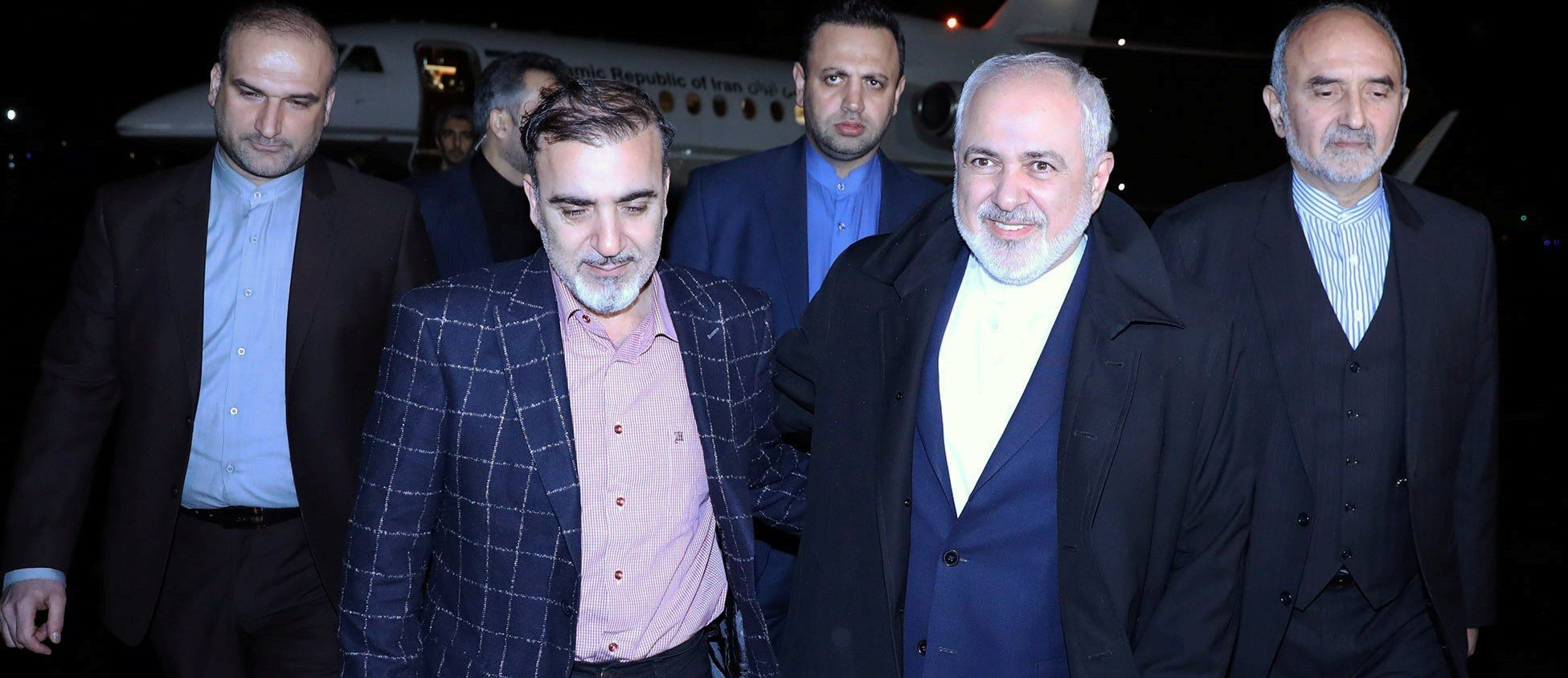 العالم الإيراني مسعود سليماني إلى جانب وزير الخارجية جواد ظريف