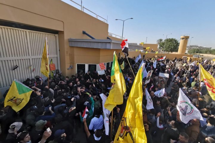 الحشد الشعبي يحاصر السفارة الأمريكية في بغداد