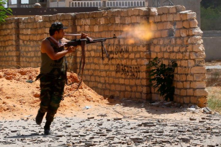 مقاتل موال لحكومة الوفاق الوطني الليبية المعترف بها دولياً يشتبك مع قوات حفتر بالقرب من طرابلس/ Getty
