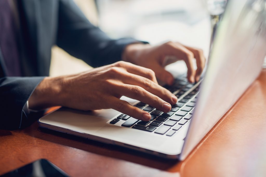 تجنّب فعل هذه الأشياء على حاسوب العمل