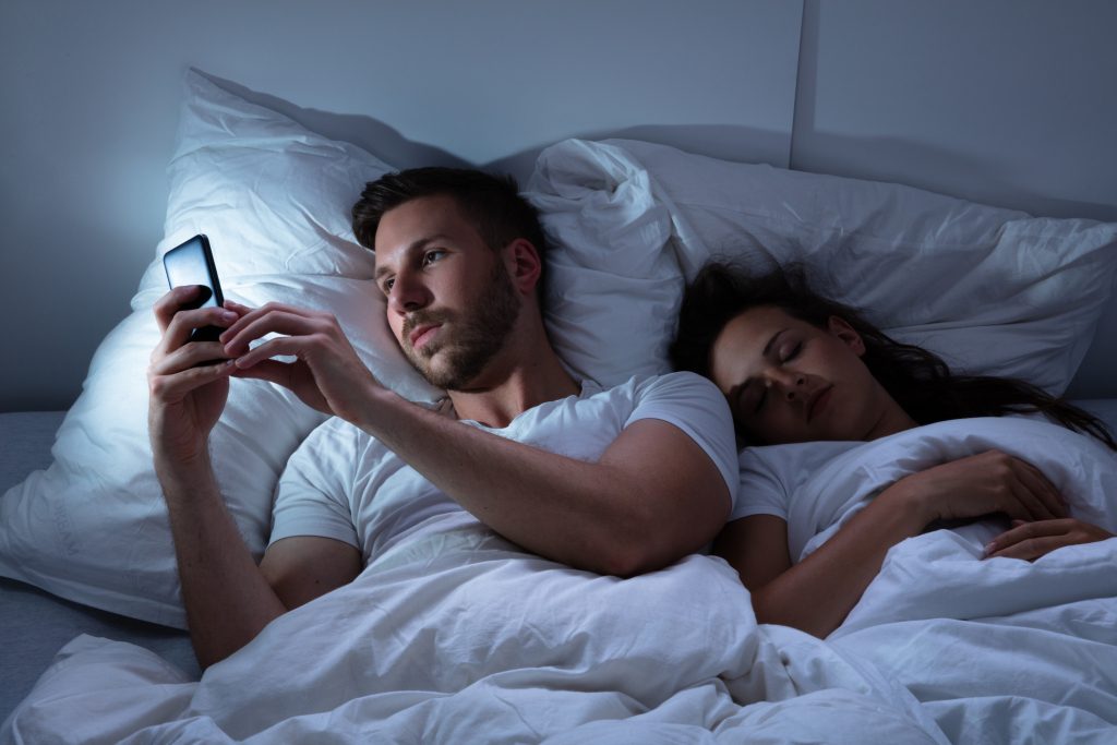 لماذا ينجذب مستخدمو مواقع التواصل الاجتماعي إلى نشر الكذب؟
