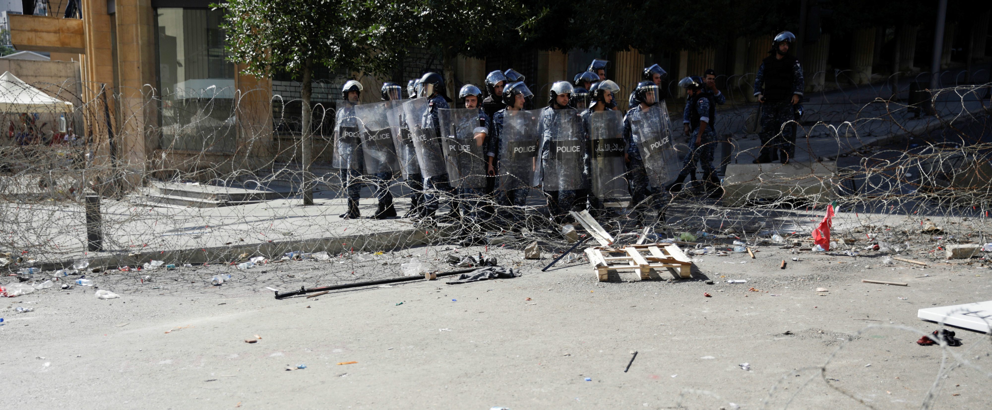 الجيش اللبناني ندخل لفض الاشتباكات بين المتظاهرين وأنصار حزب الله وحركة أمل/ رويترز