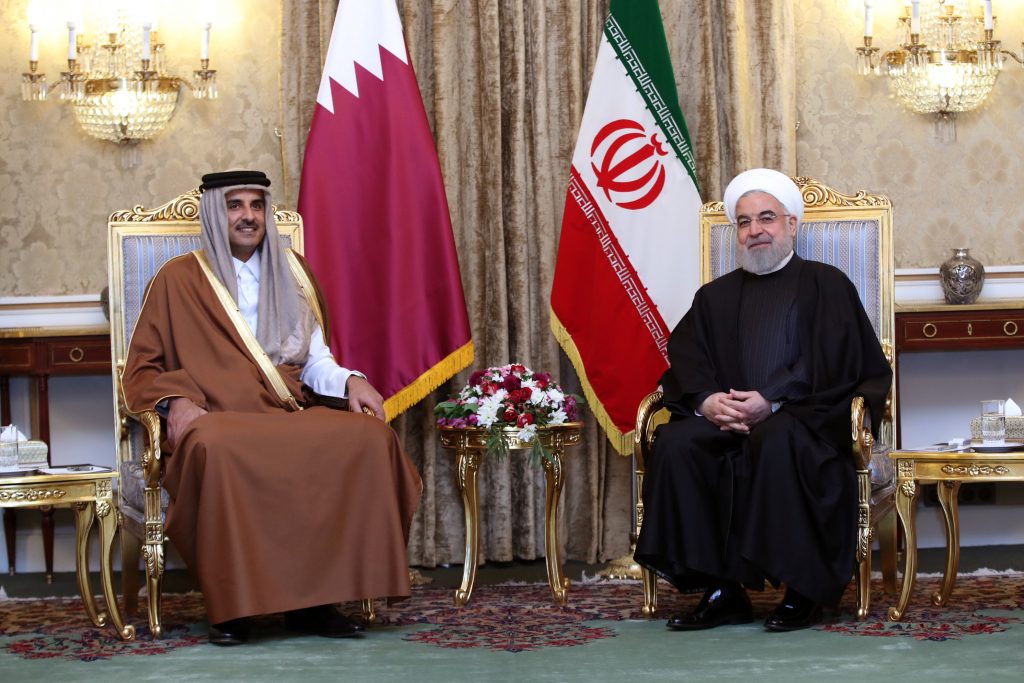 أمير قطر تميم بن حمد مع الرئيس الإيراني/ رويترز