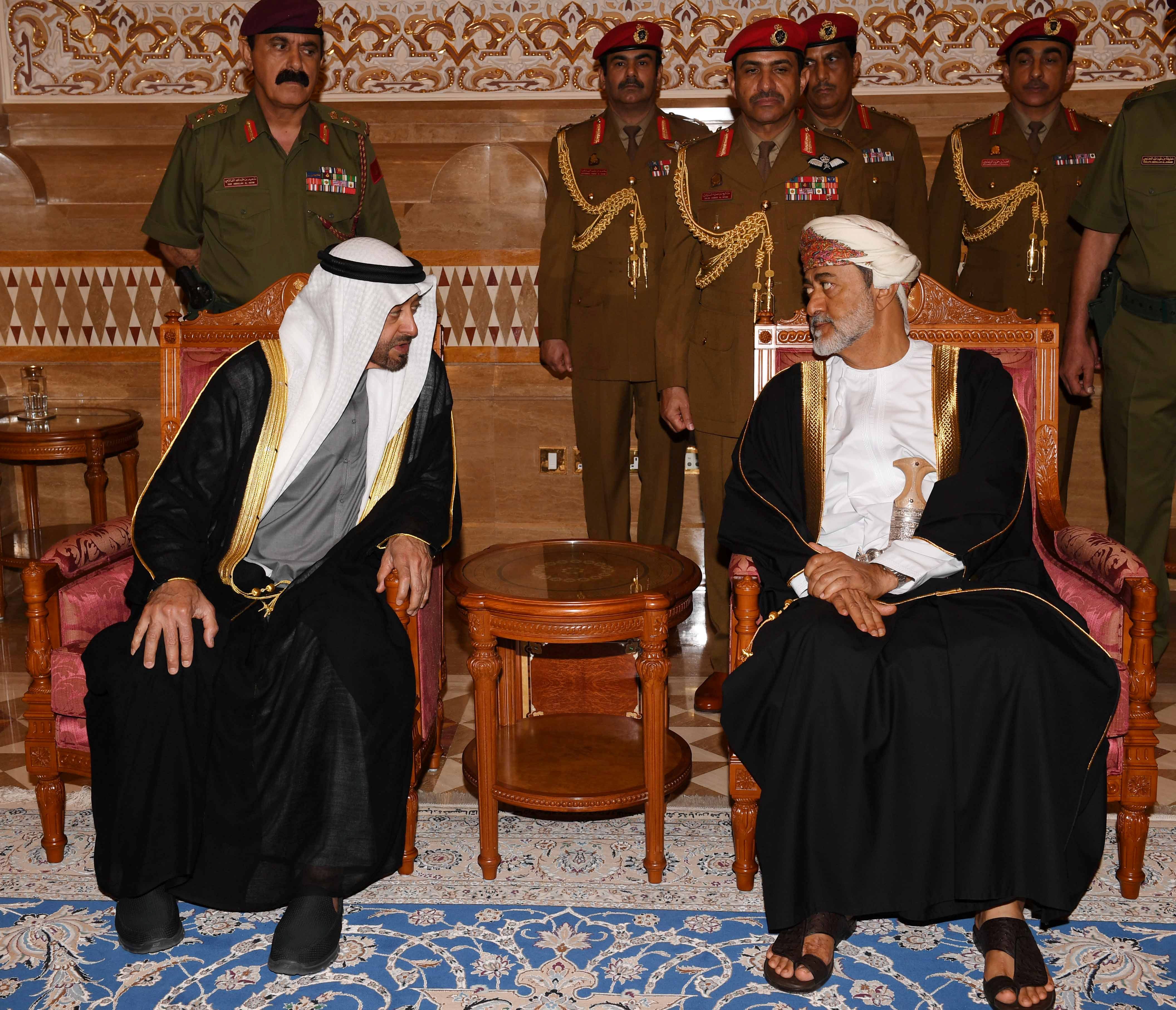 السلطان هيثم بن طارق ومحمد بن زايد/ رويترز