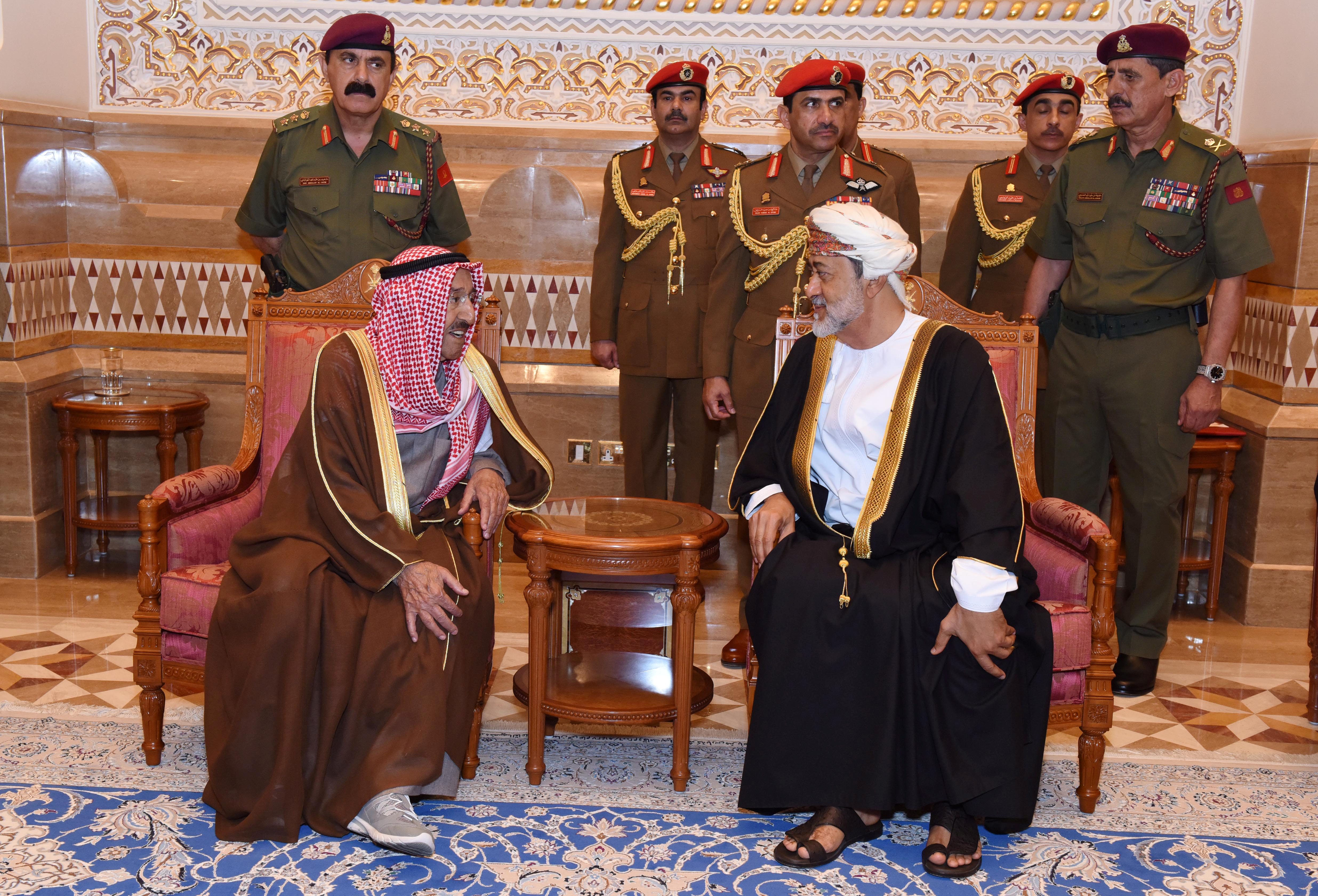 السلطان هيثم بن طارق والشيخ صباح أمير الكويت/ رويترز