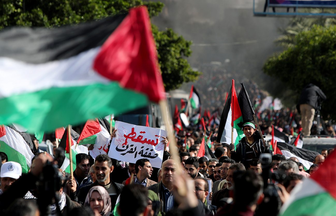 الفلسطينيون يحتجون والعرب صامتون وإسرائيل تتأهب.. إليك كل ما نعرفه عن صفقة القرن التي سيعلن عنها ترامب