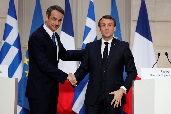 الرئيس الفرنسي خلال لقائه برئيس الوزراء اليوناني/ رويترز