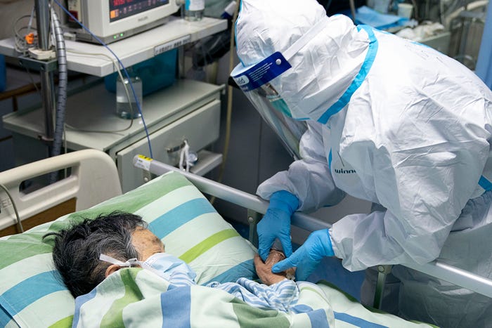 مسن مريض بفايروس كورونا الجديد في وحدة العناية المركزة في مستشفى تشونغنان في ووهان في الصين/ AP
