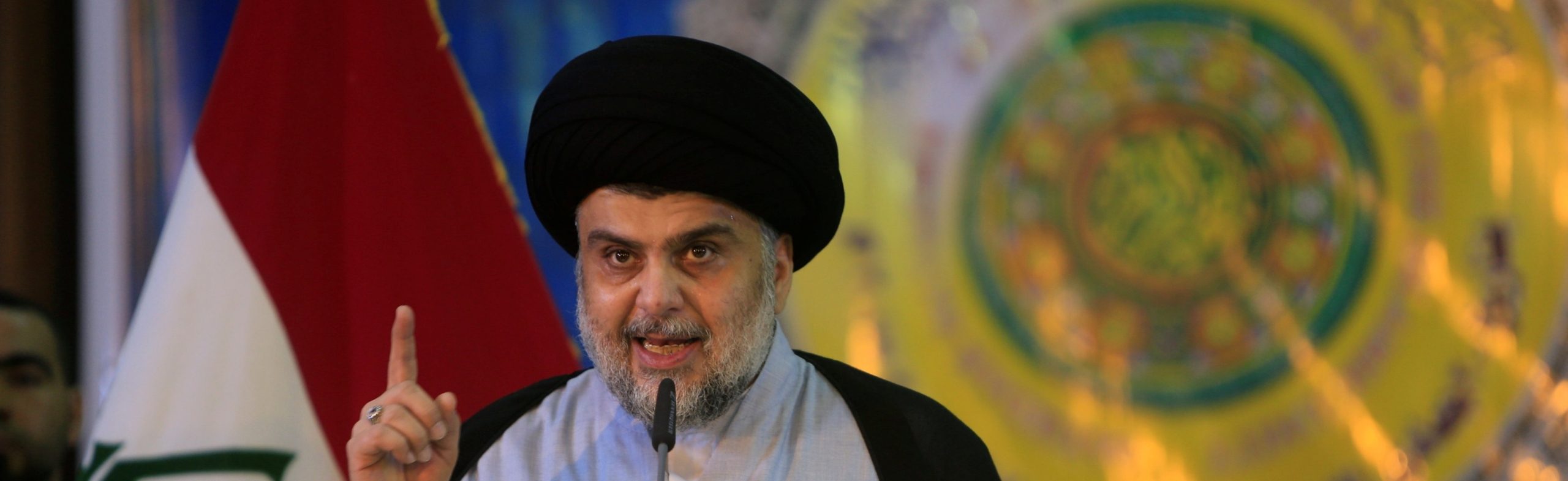 بينما يرفض المحتجون تعيينه.. الصدر يُهدد بالتصعيد على مرحلتين حال عدم تمرير حكومة علاوي بالبرلمان