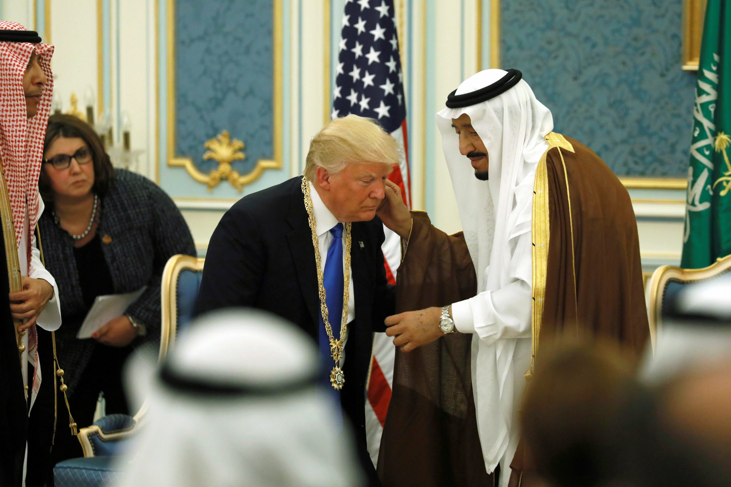 بينها هدايا من السيسي وملك السعودية وولي عهده سجل الهدايا المقدمة لترامب يكشف تراجع سخاء الزعماء الأجانب
