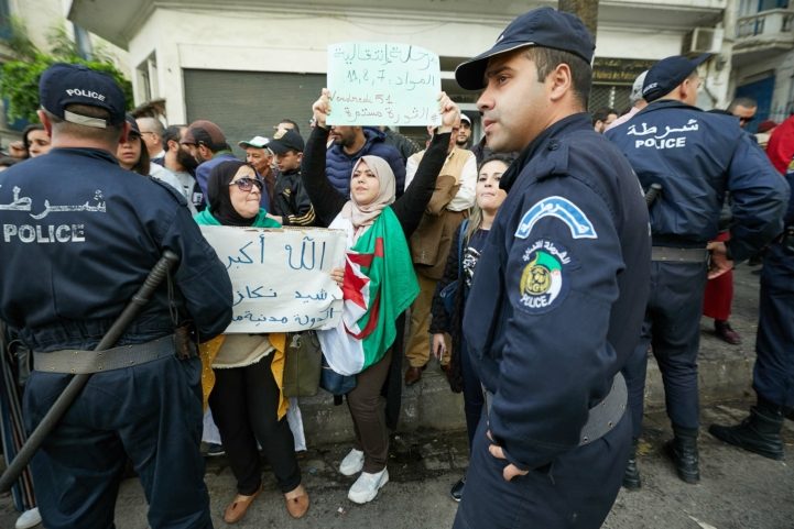 عناصر من الشرطة الجزائرية/ رويترز