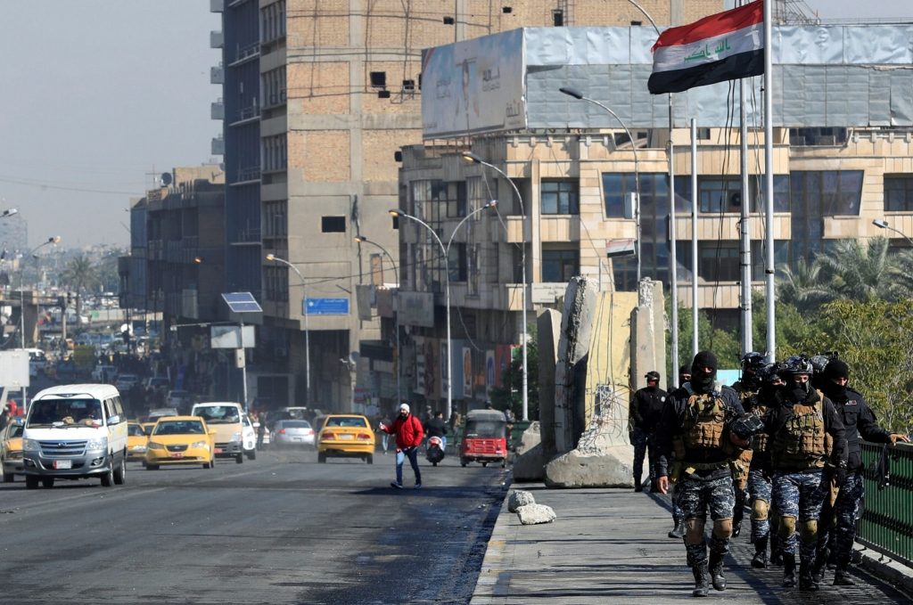 بالقوة.. السلطات العراقية تعيد فتح جسر رئيسي يؤدي لمبانٍ حكومية بعد إغلاقه لشهور