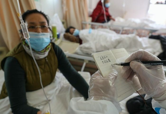 جميع المرضى الذين يعالجون في المستشفيات في الصين يرتدون أقنعة ، رغم أن بعض المستشفيات أبلغت عن نقص في الموارد/ رويترز