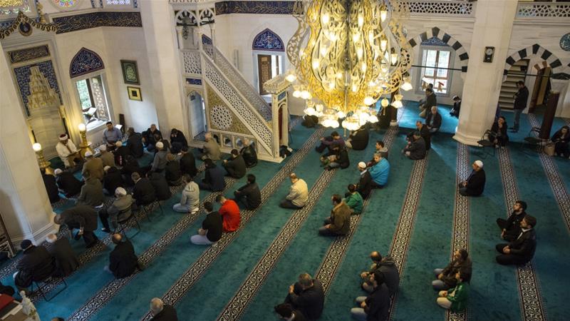 طالب المسلمون الحكومةَ بتوفير حماية للمساجد أثناء صلاة الجمعة والأنشطة الخاصة / AFP