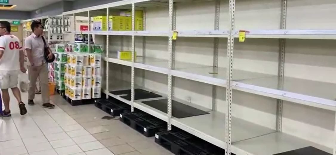 هناك 33 إصابة بالفيروس في سنغافورة، وبعض الحالات لا علاقة لها بالسفر إلى الصين التي ارتفع عدد وفيات كورونا فيها إلى أكثر من 720