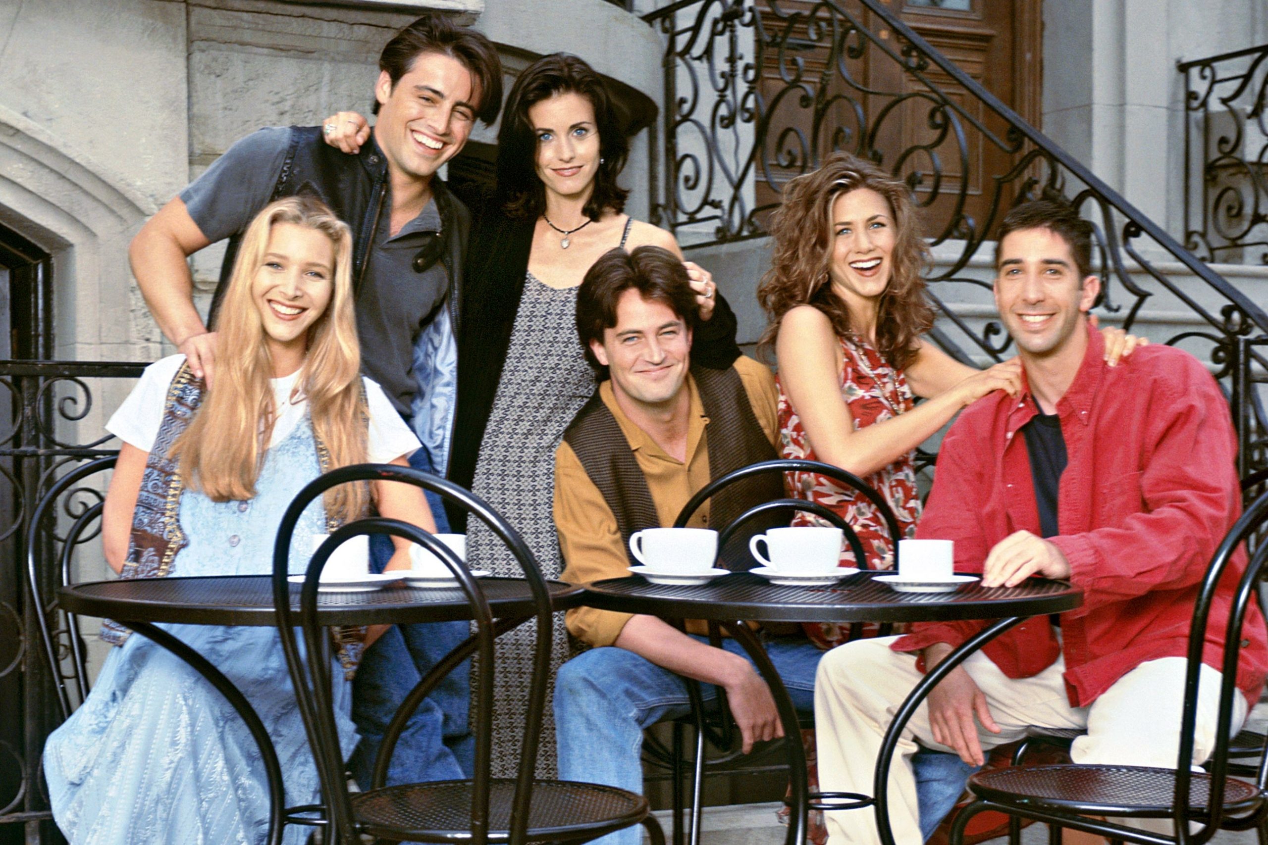 ارتجال في موقع التصوير الأصلي لم شمل نجوم مسلسل Friends في حلقة استثنائية عربي بوست
