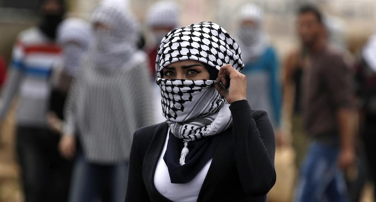 شعرها مصفف، أظافرها مبرودة، وتهتف بالإنجليزية.. “النضال الكيوت” الجديد في فلسطين!