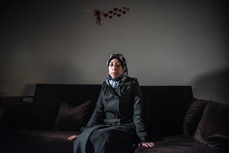 أماني بلور في شقتها في غازي عنتاب، تركيا في نوفمبر 2019. أدارت الدكتورة بالور مستشفى تحت الأرض في الغوطة المحاصرة/ نيويورك تايمز