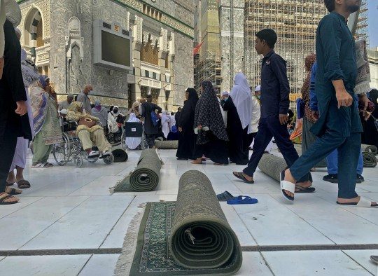 العمال جمعوا سجادات الصلاة والمصلون يرتدون أقنعة واقية.. السعودية تعقِّم المسجد الحرام احترازاً من كورونا
