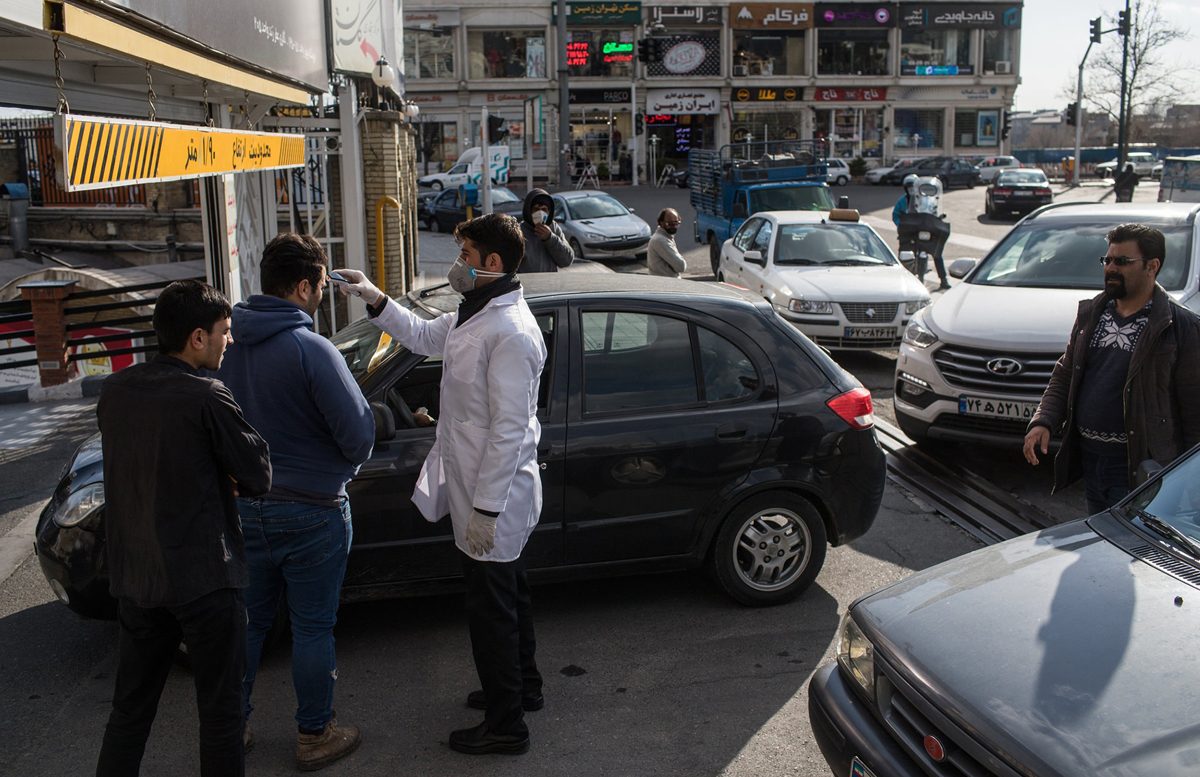 مفتش صحي يفحص درجات الحرارة خارج مركز تجاري في طهران يوم الثلاثاء الماضي/ نيويورك تايمز
