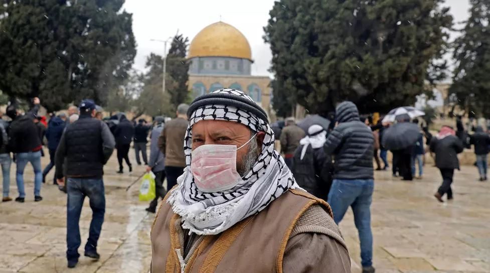 إسرائيل تعتقل فلسطينيين عقّموا مساجد وكنائس لمنع انتشار كورونا.. وحماس: سلوك عنصري