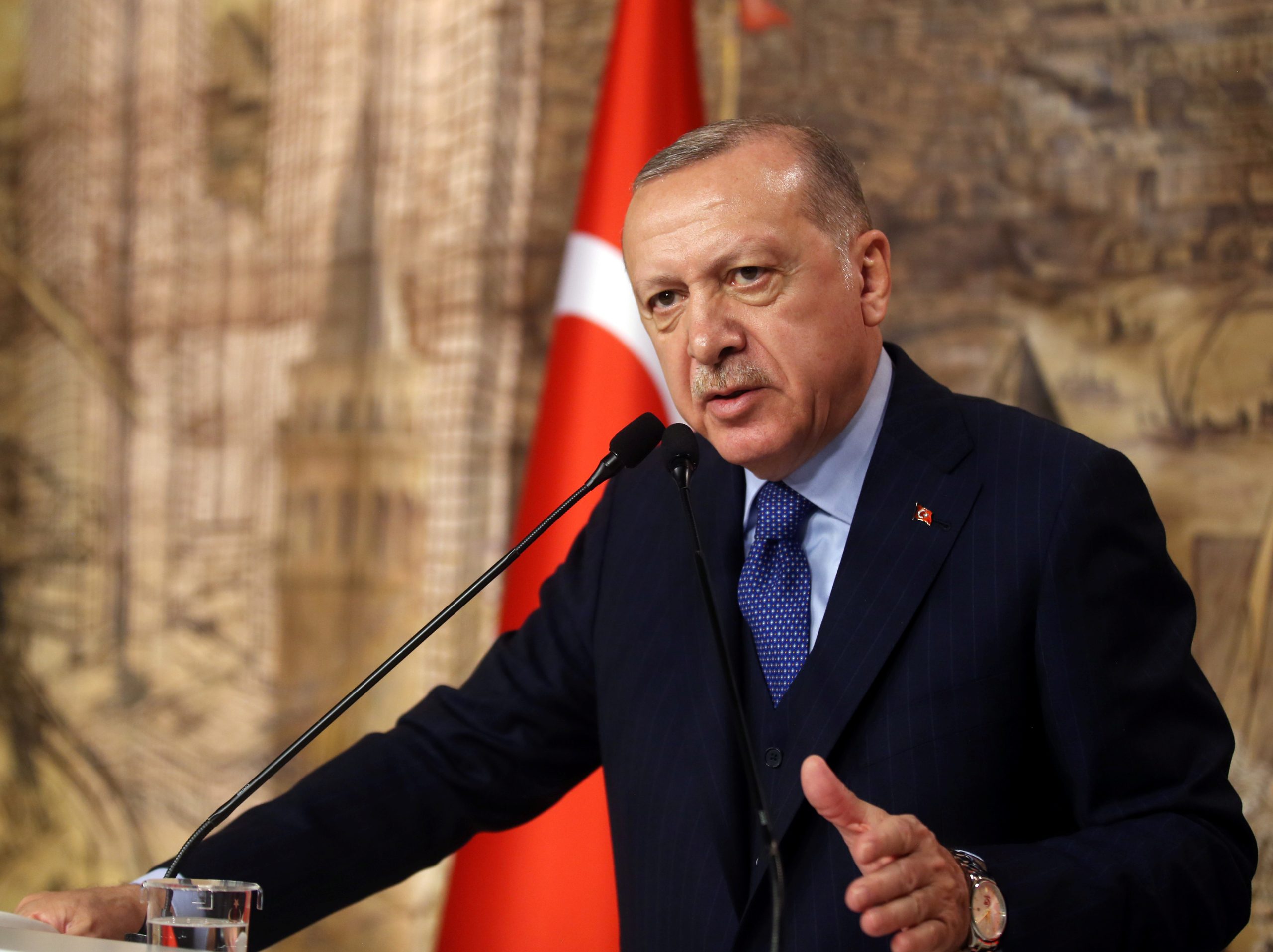 أردوغان ينتقد تعامُل السلطات اليونانية مع اللاجئين.. ويحذر: عدد المتجهين لأوروبا قد يصل للملايين