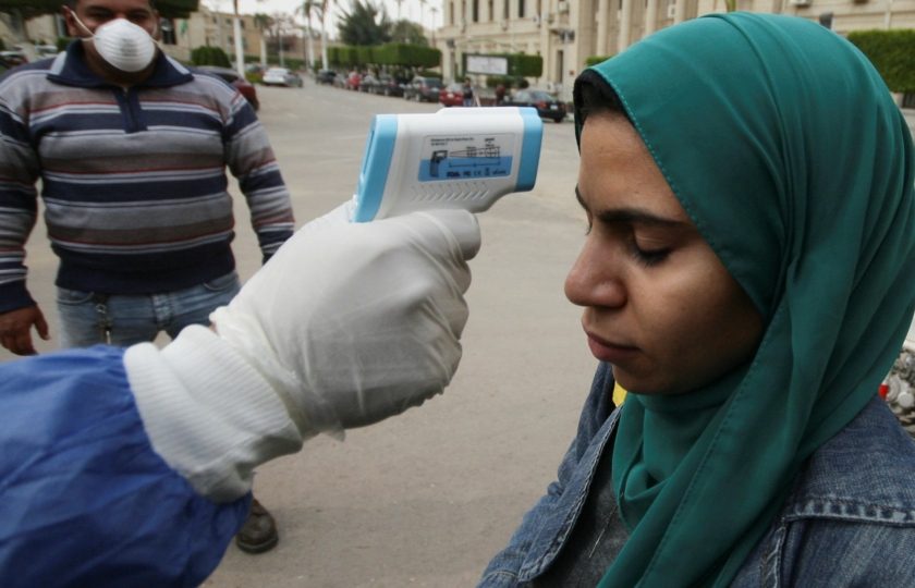 مصر تعاقب “الغارديان” بعد تقرير نشرته عن كورونا.. أغلقت مكتبها ووجهت إنذاراً لنيويورك تايمز