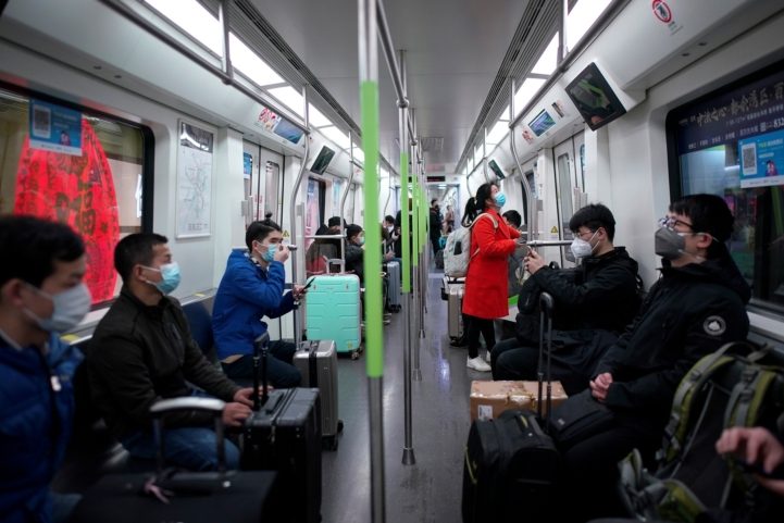 الالتزام بتوصيات السلطات الصحية في المدينة داخل التجمعات/ رويترز