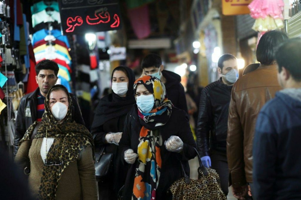 إيرانيات يرتدين قناع الوجه