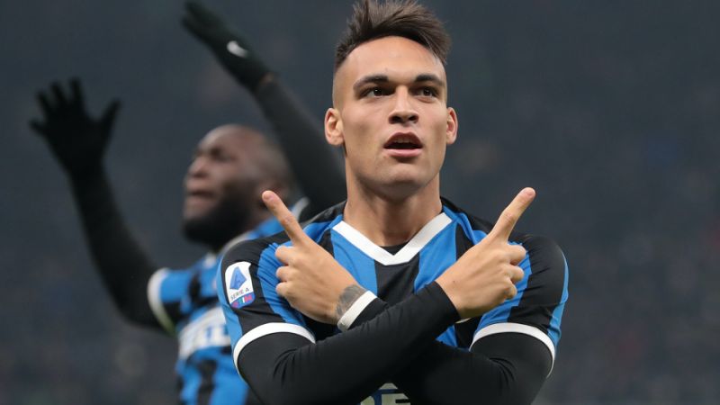 برشلونة يترقب الموقف.. «عجز اقتصادي» قد يدفع إنتر ميلان إلى التفريط في مهاجمه