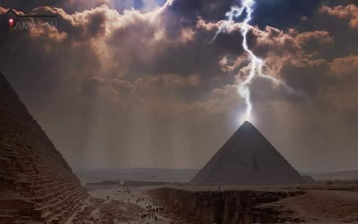 صورة للأهرامات وقد ضرب الرعد أحدهم/ مواقع التواصل
