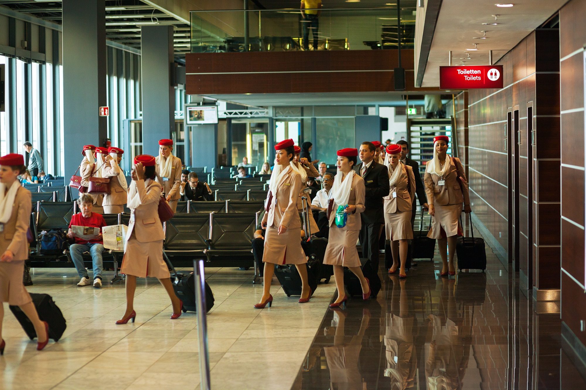 مضيفات من شركة طيران الإمارات - Istock