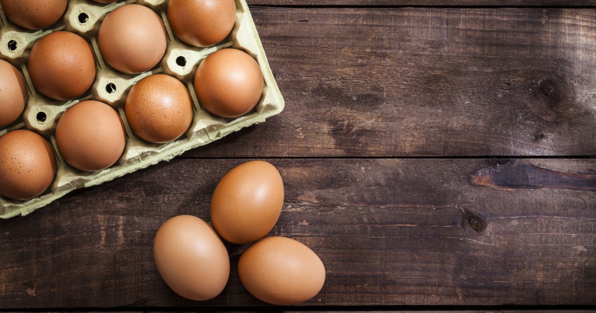 تجنبوا حفظ البيض في باب الثلاجة انه يعر ض صحتكم للكثير من المخاطر قناة العالم الاخبارية