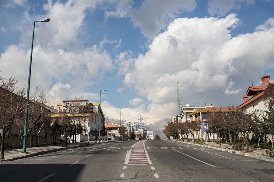 معظم شوارع طهران مهجورة حيث يتمسك السكان المذعورين بمنازلهم خوفًا من العدوى/ نيويورك تايمز