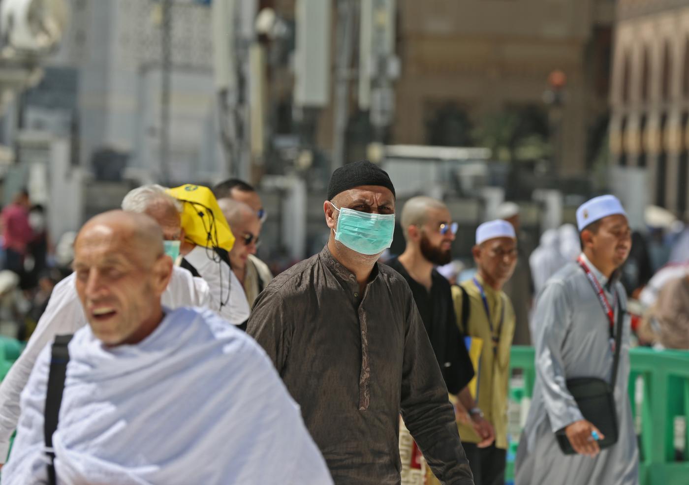 الإسلام ليس كورونا آخر.. لماذا لا يلتزم الناس بالشريعة الإسلامية كما يلتزمون بمحاذير كورونا؟