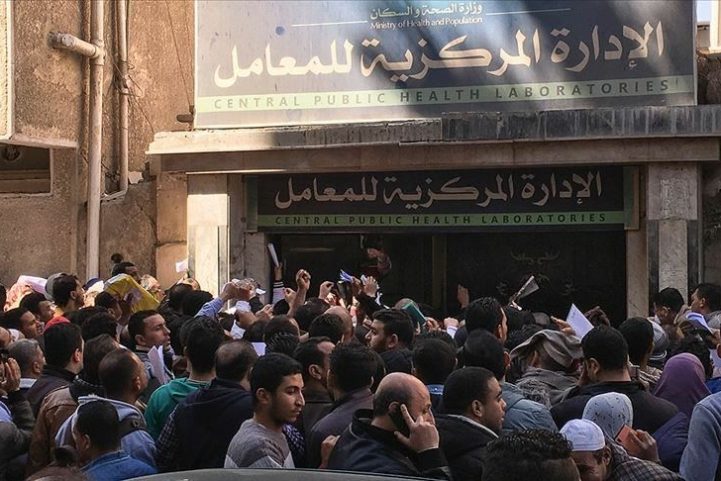 لم تغلق مصر حدودها إلى الآن، ولا تزال المدارس والجامعات تعمل بكامل طاقتها/ رويترز
