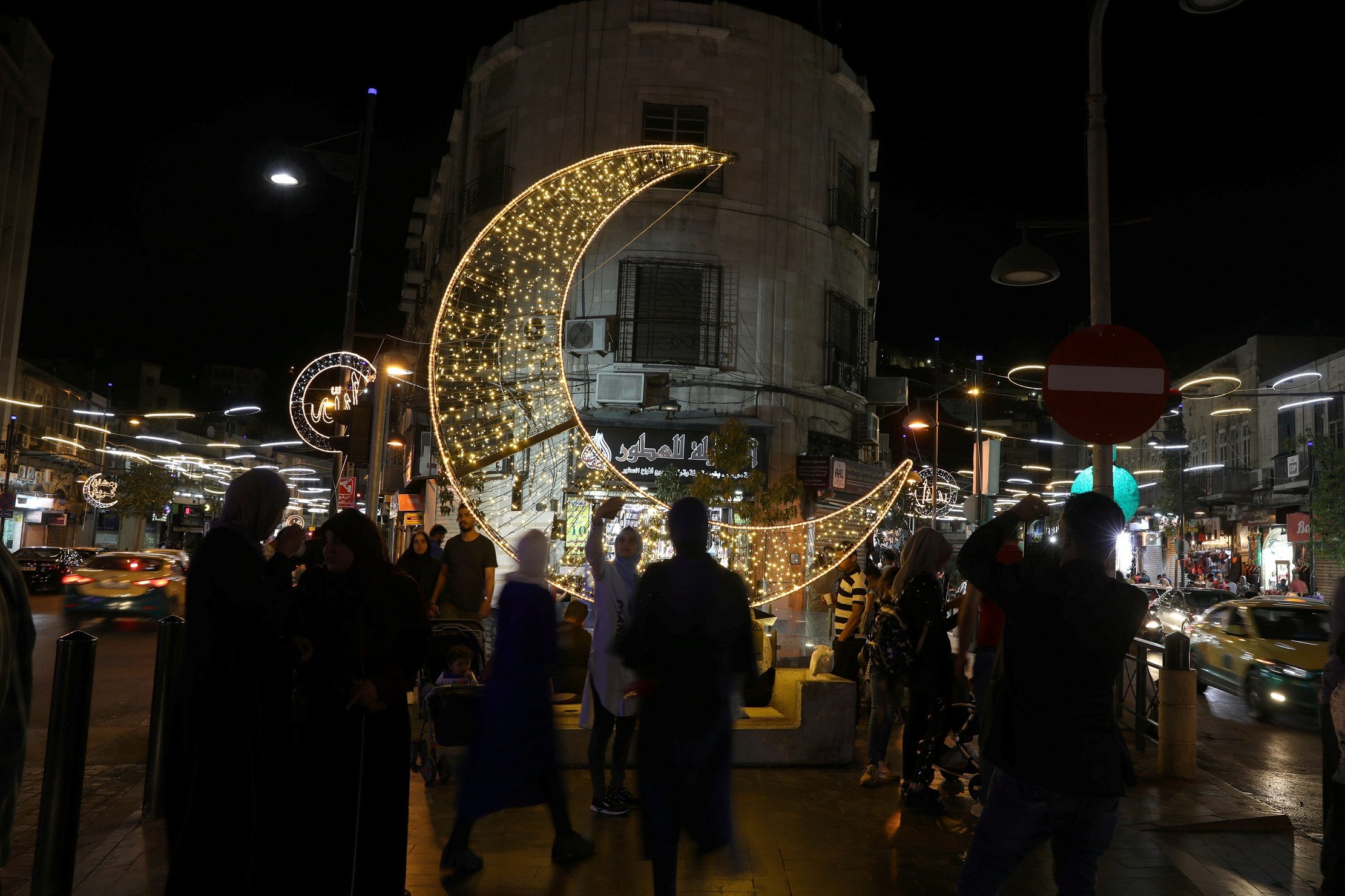 الجمعة هو أول أيام شهر رمضان حسب ما أعلنت دول عربية وإسلامية/رويترز