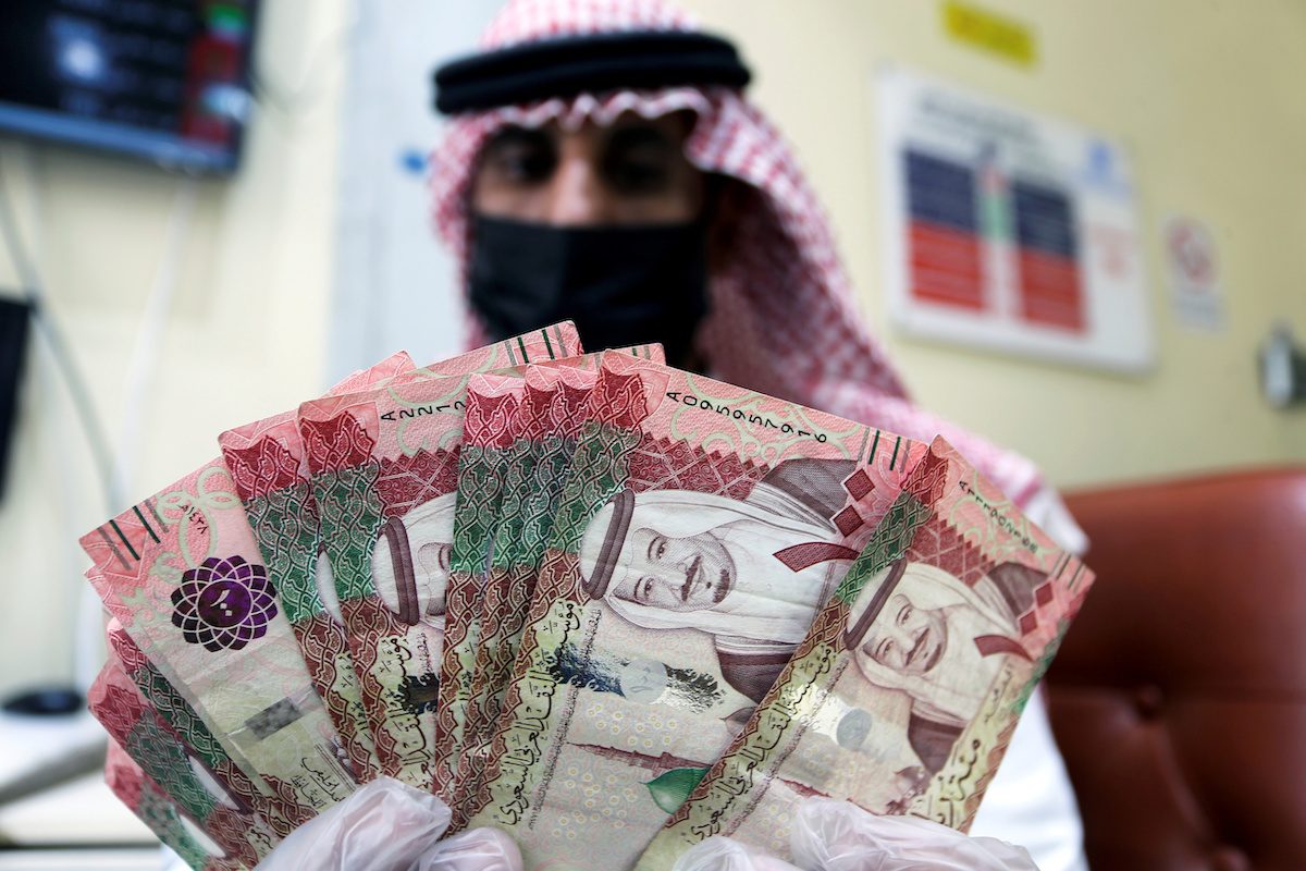 اللجوء للاقتراض والبنوك المركزية لن يوقف نزيفها.. كيف تواجه الاقتصادات  الخليجية أسوأ كوابيسها؟