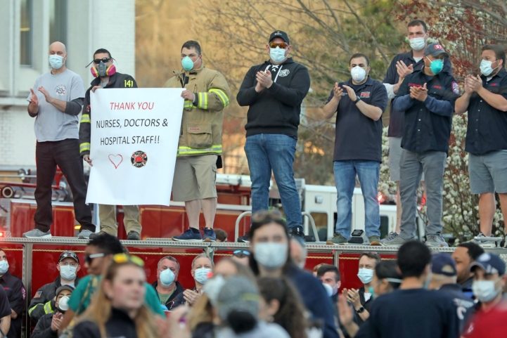 أمريكيون يوجهون رسائل شكر للأطباء والأطر الطبية في المستشفيات الأمريكية/ رويترز
