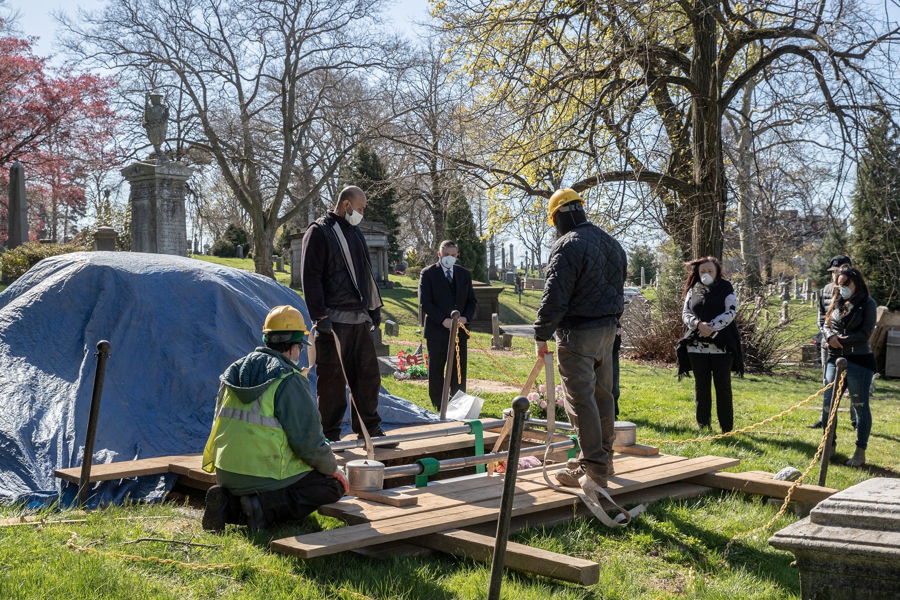 عمال دفن ضحايا فيروس كورونا/ رويترز