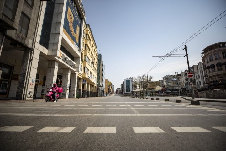 منع خروج الجميع باستثناء المشتغلين في الخدمات الأساسية/ الأناضول
