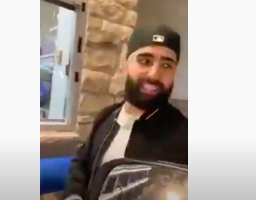 بالفيديو.. شاب أمريكي من أصل فلسطيني يساعد عمالاً في أحد المطاعم .. منح كل واحد منهم 10 آلاف دولار