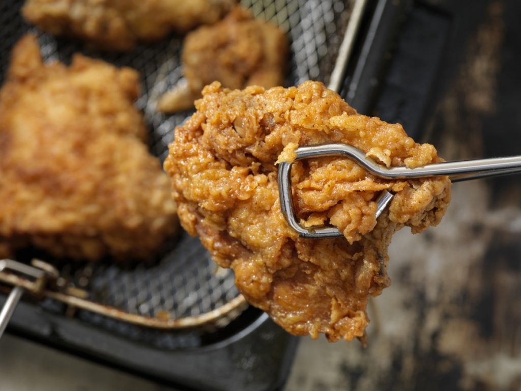 تشتاق إلى زمن الـ KFC؟ إليك وصفة سريعة لتعد دجاج كنتاكي في المنزل خلال 15 دقيقة
