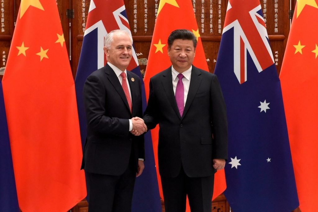 الرئيس الصيني شي جين بينغ يصافح رئيس الوزراء الأسترالي مالكولم تورنبل/رويترز