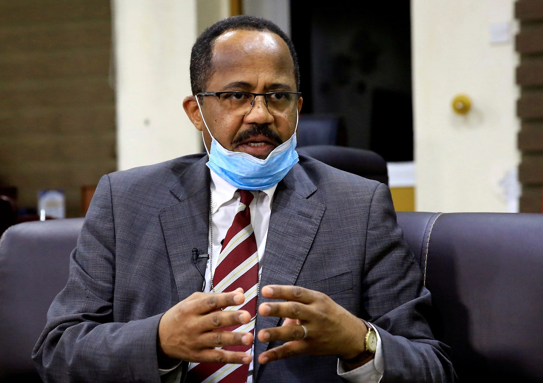 “سنعطيك بانادول ولو ضاقت عليك فستموت”! تصريح مثير لوزير الصحة السوداني بخصوص كورونا