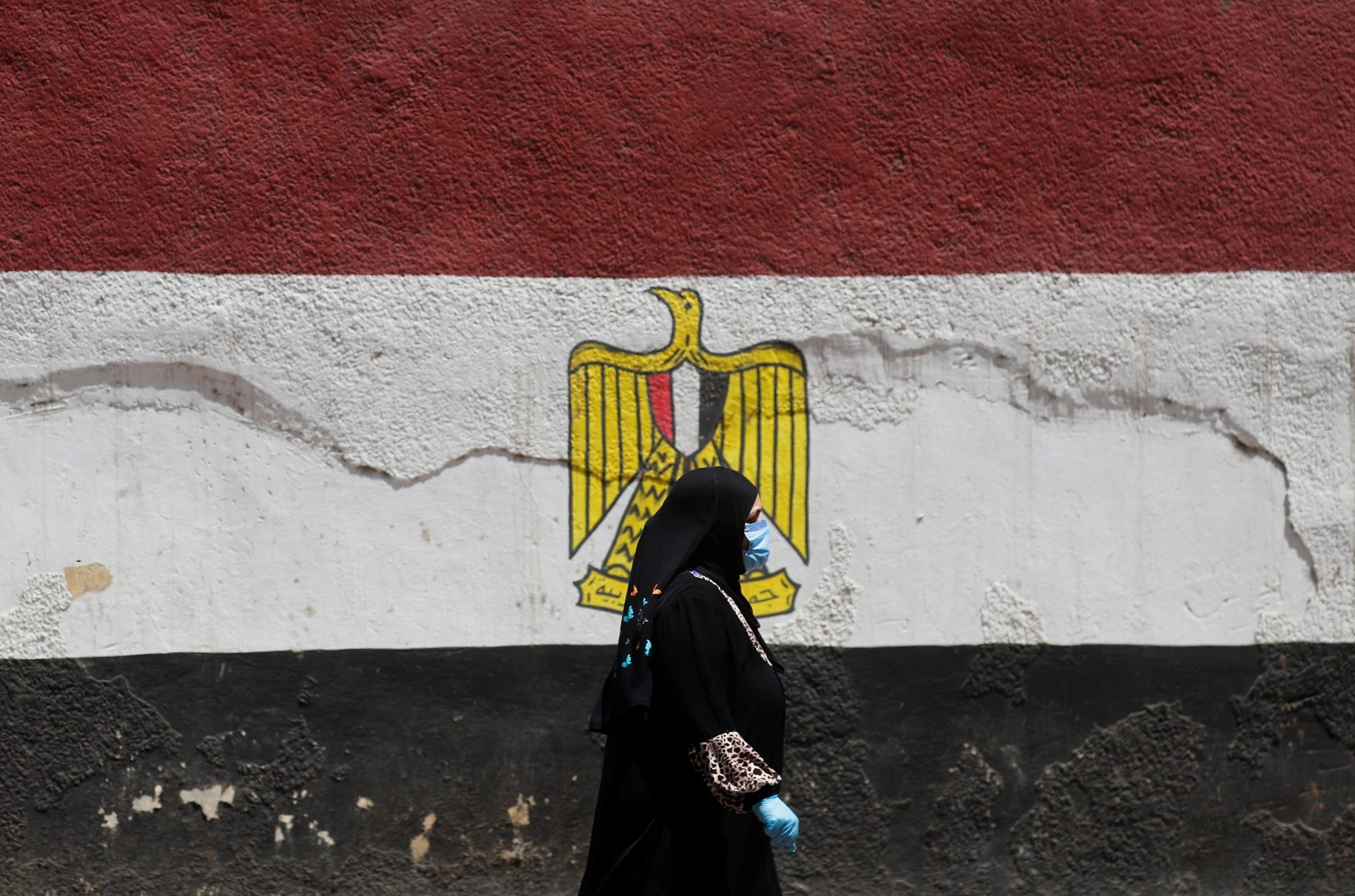 “مصر تقترب من نقطة حرجة”.. كورونا يستنفد النظام الصحي بالبلاد رغم عدم وصول انتشاره بعد للذروة
