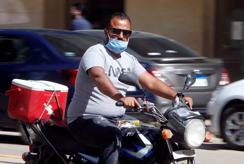 مصر تفرض ارتداء الكمامة بالأسواق والمنشآت العامة.. وتعلن فرض غرامة باهظة للمخالفين