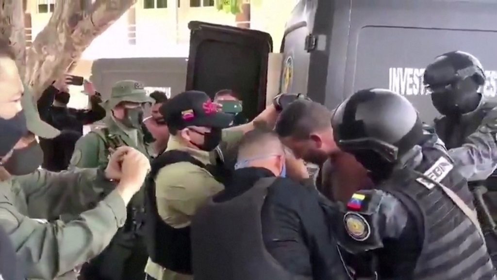 دخلا عبر البحر لاختطاف الرئيس.. فنزويلا: اعتقال أمريكيين حاولا “غزو” البلاد والإطاحة بمادورو