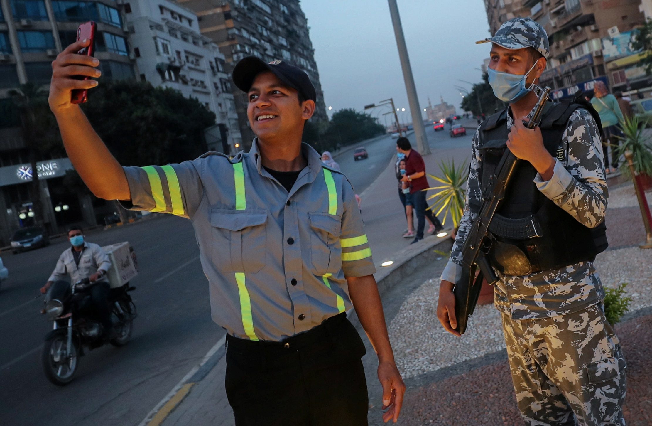 ضباط الشرطة المصرية يلتقطون صورة ذاتية